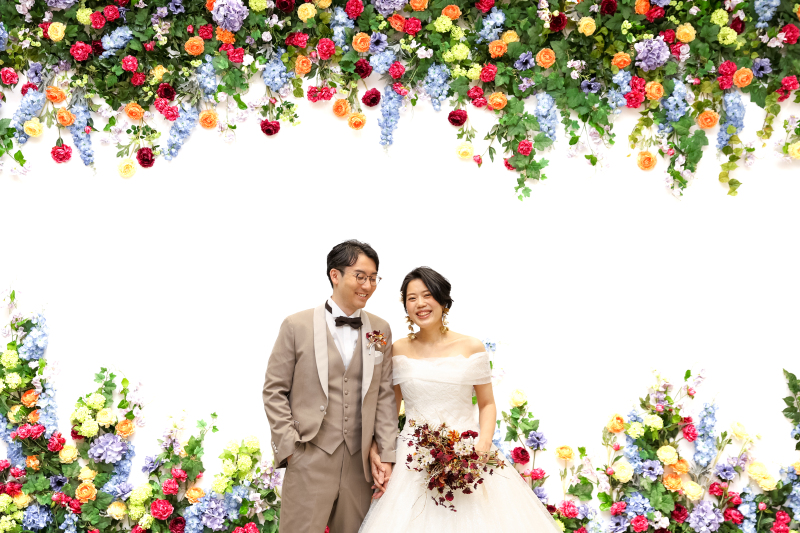 花々に囲まれた笑顔