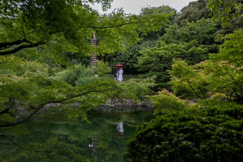 水鏡に映るふたりの姿