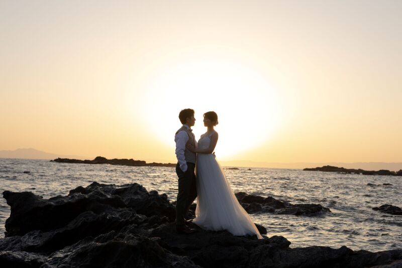 夕焼けの海に重なる影