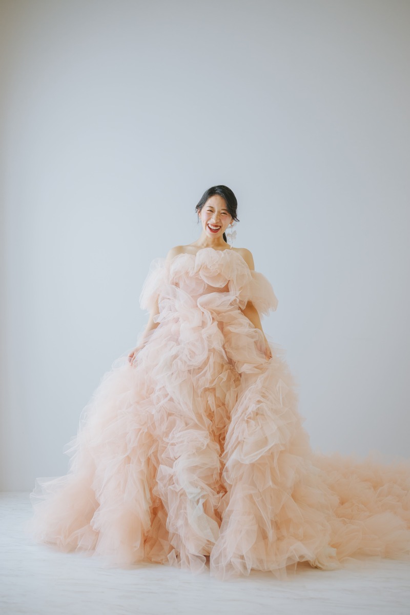 シンプル背景でドレスをメインに！