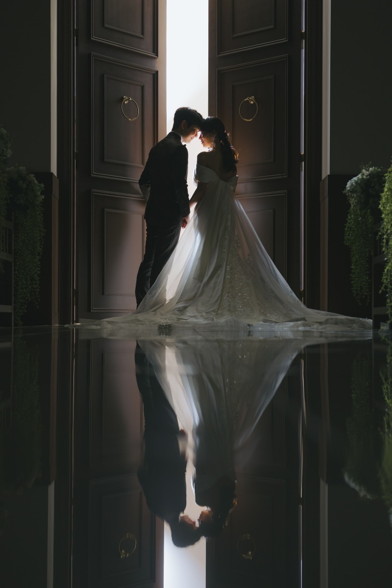 扉の前でお二人が浮かび上がる反射