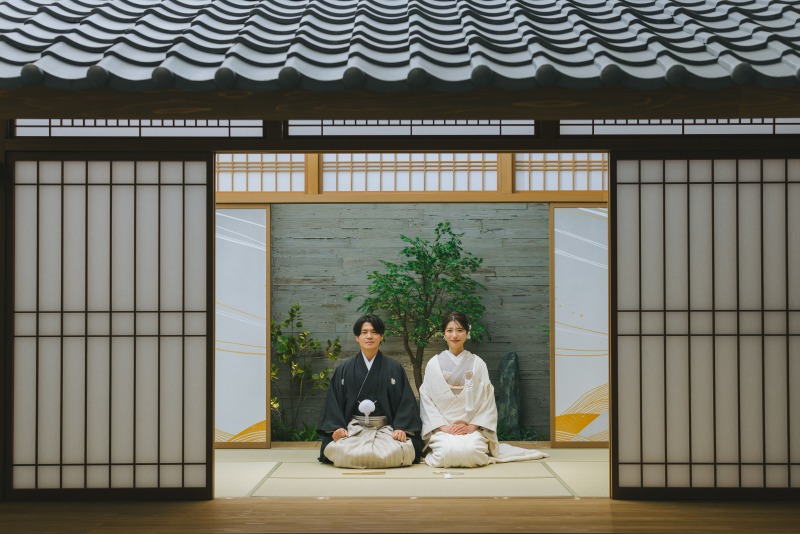 家屋の中でお正座