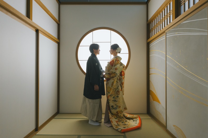 丸窓の前で向かい合って