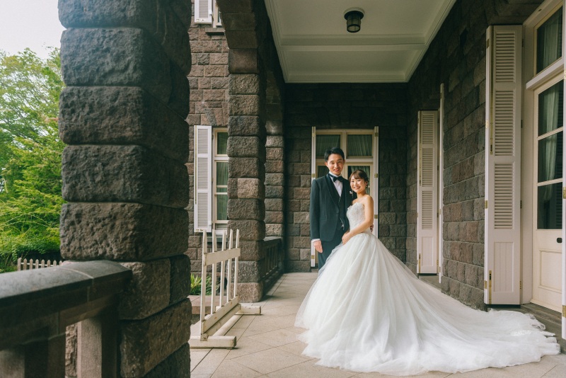 石造りの重厚感のある外観でのショット