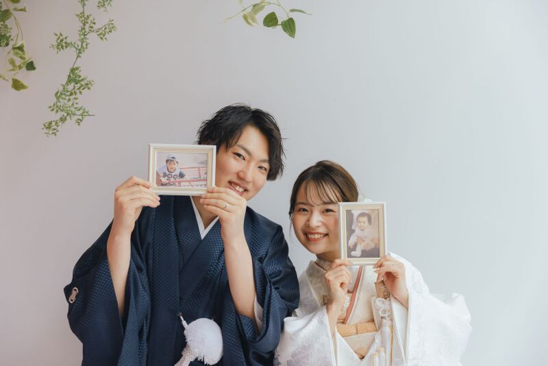幼い日の写真とともに