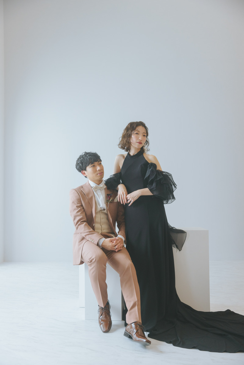 シンプルな白背景がお二人の姿をより引き立てる一枚
