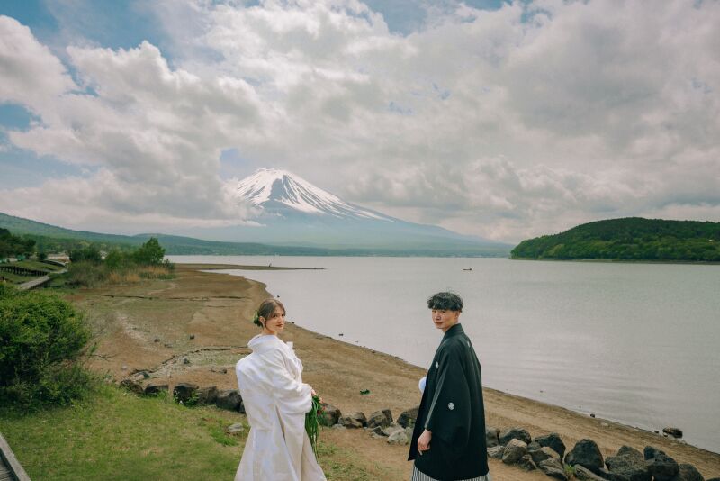 富士を望み歩むふたりの未来