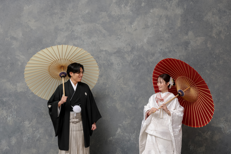 和傘越しに交わすまなざし