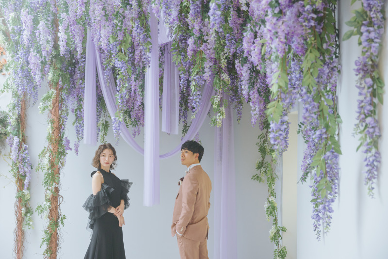 藤の花に囲まれて