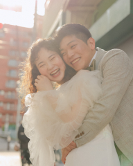 "お二人らしさ"引き出す撮影のお時間を大切にしています。いつまでも心躍るような"金ピカな思い出"を残します。