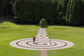 自然の緑とお二人の姿のコントラストが印象的な一枚。思い出の場所での撮影なども可能です。