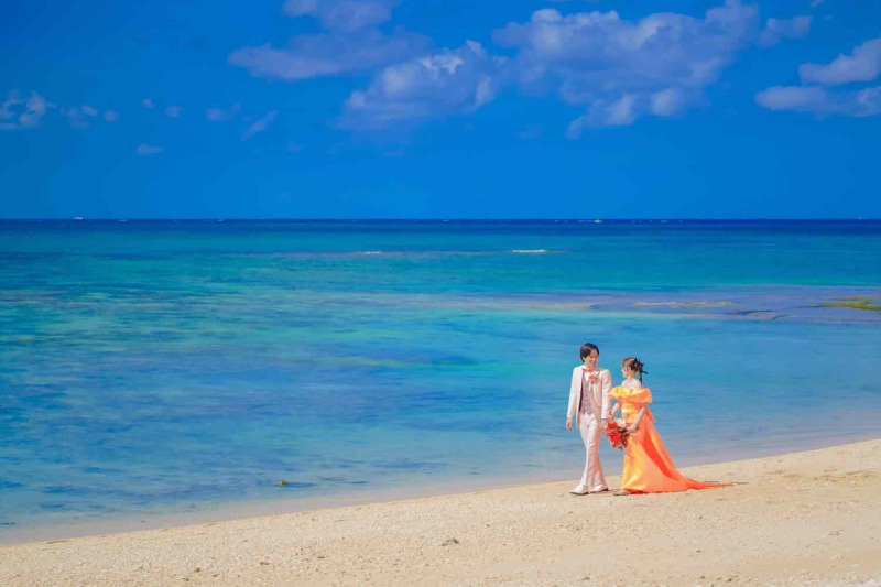 海に映えるドレス！天然ビーチでのドローンフォト。