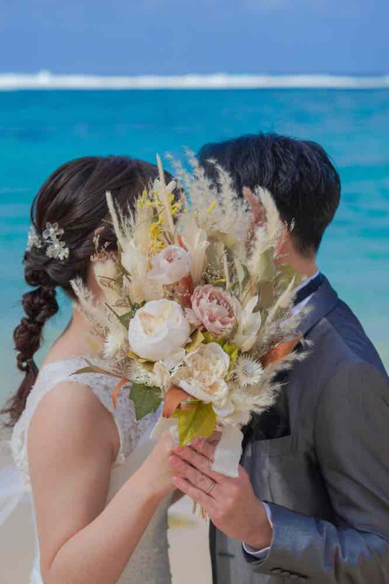 お持ち込みブーケが映える！ビーチでの色彩フォト