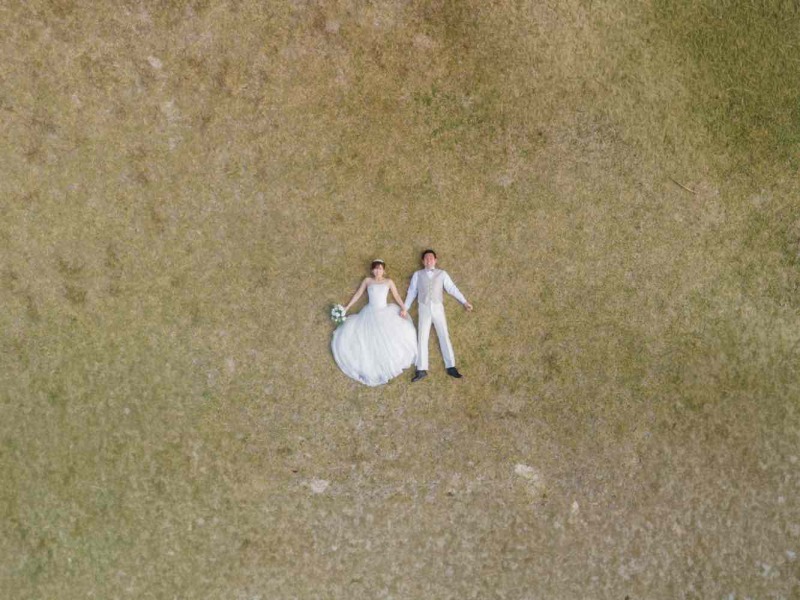 移動前に芝生でゴロリ！お二人だけの開放的な１枚！