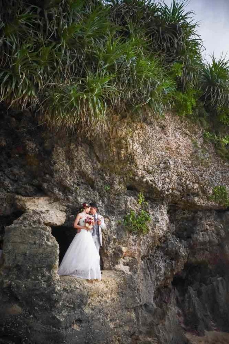 岩をバックに撮影もザネー浜の魅力！