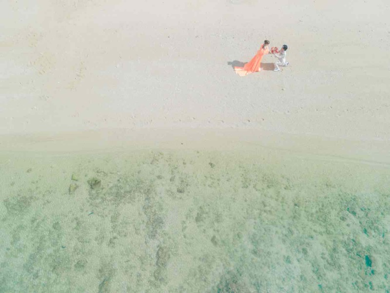 空から見守る一生の誓い。ドローンならではの撮影。