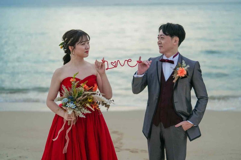 ビーチに映える色彩。カラードレスで描く至福の1枚