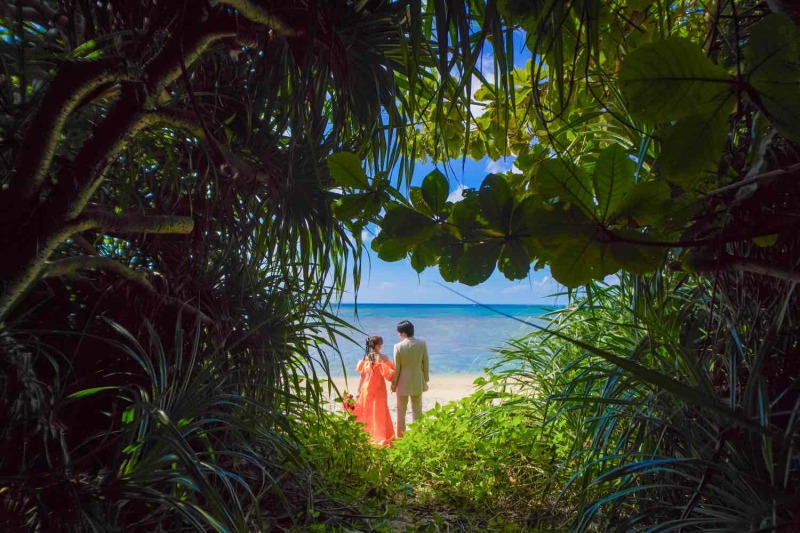 緑に包まれる幸福感。自然のフレームで彩る一枚。