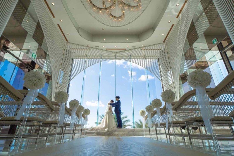 リッチなチャペルでの撮影スタート。光に包まれ..