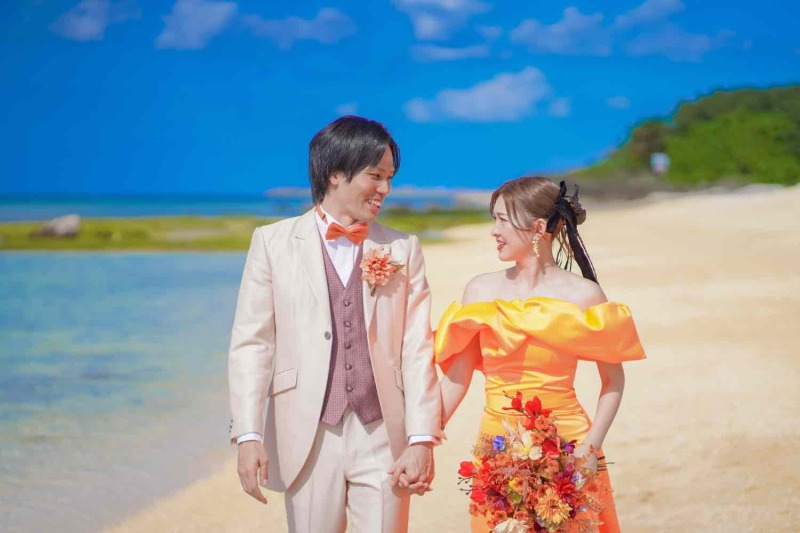 波打ち際を歩むふたり。自然体で残す幸せの足跡。