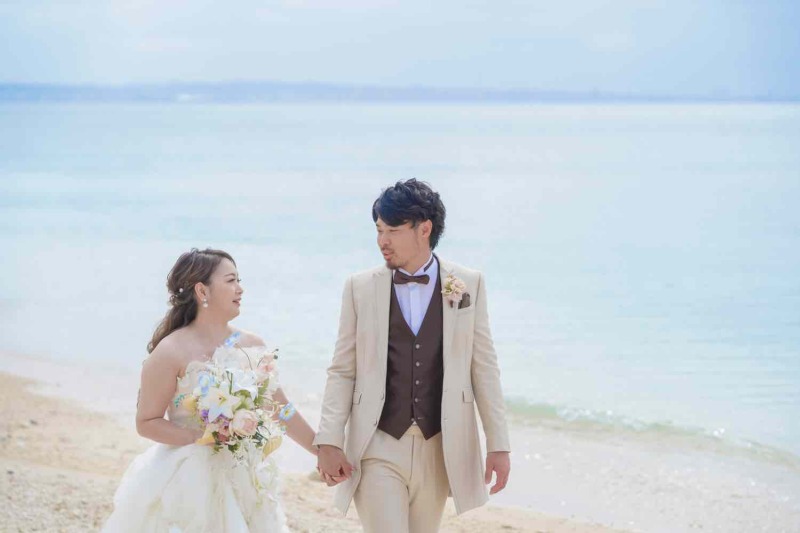 先ずはお散歩シーン！初の沖縄の海を感じながら♪