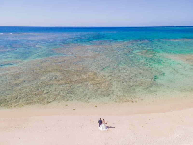 青い海から始まる物語。開放的なビーチ撮影