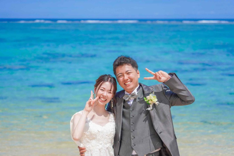 ブルーの海をバックにご希望のカットを残します