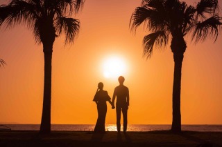 空がオレンジから紫へと染まる沖縄のドラマチックな黄昏時。黄金色に輝く海と逆光が織りなすシルエットは息をのむほど美しく情熱的です。一秒ごとに表情を変える魔法のような光が、お二人を映画の主人公に変えます。