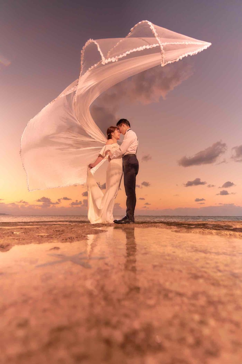 緻密なライティングと自然光の調和により日常を離れた幻想的な空間を創り出します。移ろう光を的確に捉え、影の深みまで美しく表現。プロの卓越した技術で、お二人の姿をまるで物語の一シーンのように描き出します。