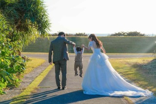 パパママも安心！沖縄の自然の中、遊びながら進める撮影で、お子様の「今」しかない愛らしい笑顔を逃しません。家族の絆が深まる特別なひとときを、スタジオならではの心強いサポートで宝物に変えます。