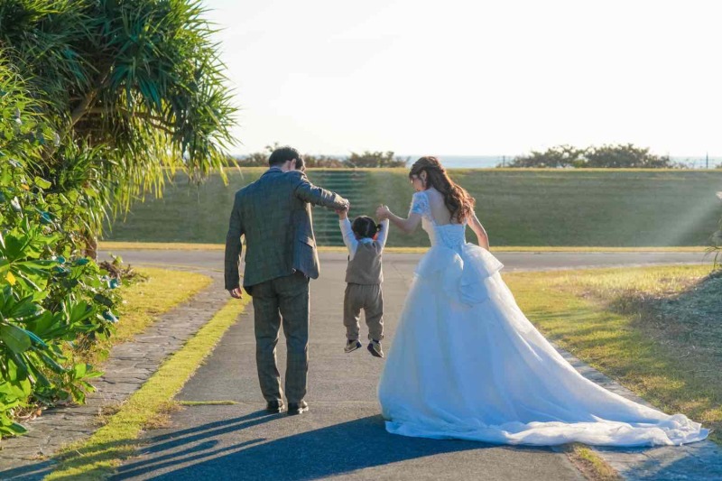 パパママも安心！沖縄の自然の中、遊びながら進める撮影で、お子様の「今」しかない愛らしい笑顔を逃しません。家族の絆が深まる特別なひとときを、スタジオならではの心強いサポートで宝物に変えます。