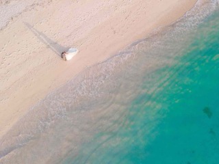 上空から見下ろす沖縄の海は南国ならではの瞬間。ドローン撮影なら果てしなく続くエメラルドグリーンの輝きとお二人の姿を、映画のような壮大なスケールで記録できます。地上では味わえない、感動のパノラマ体験を。