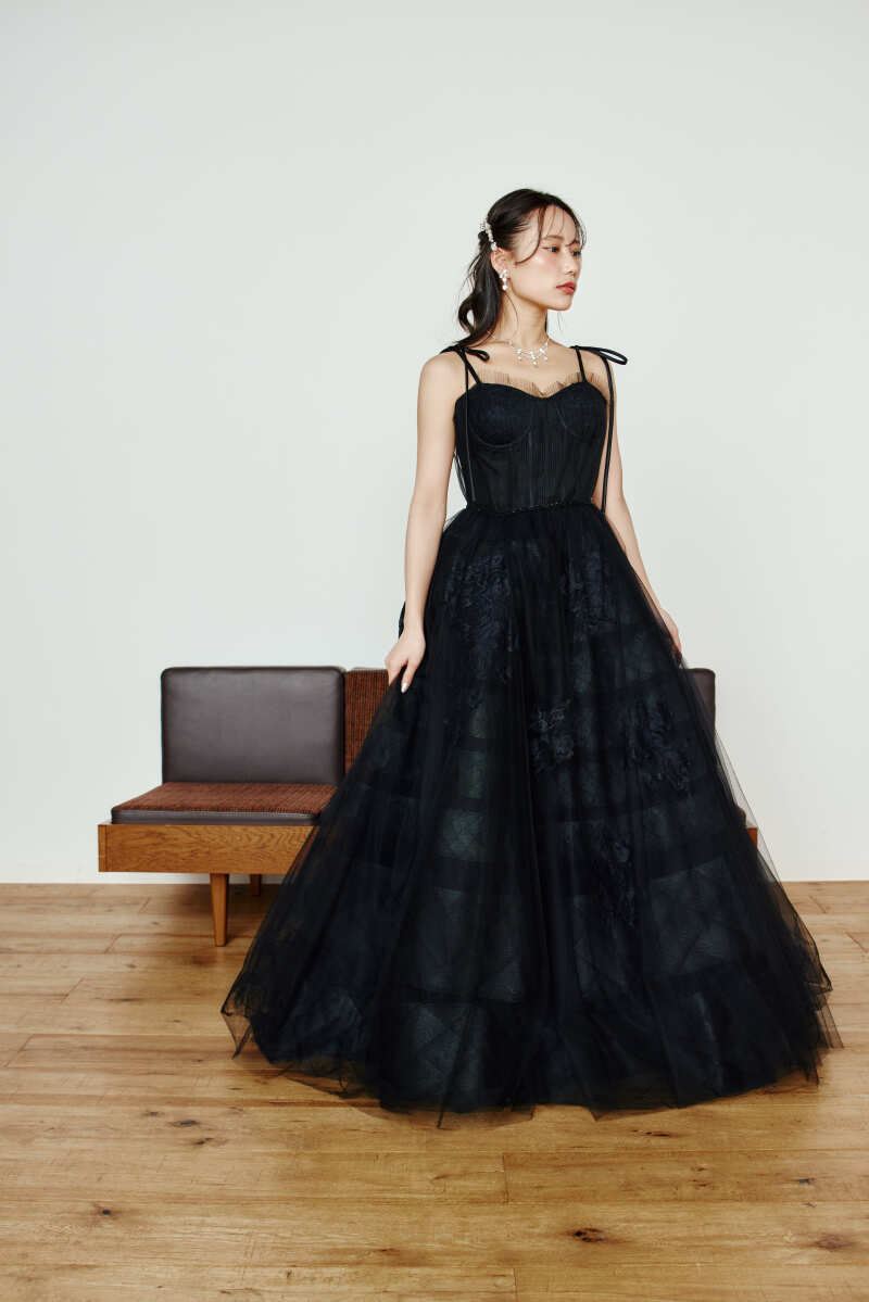 1着目はブラックドレスで大人っぽく♡