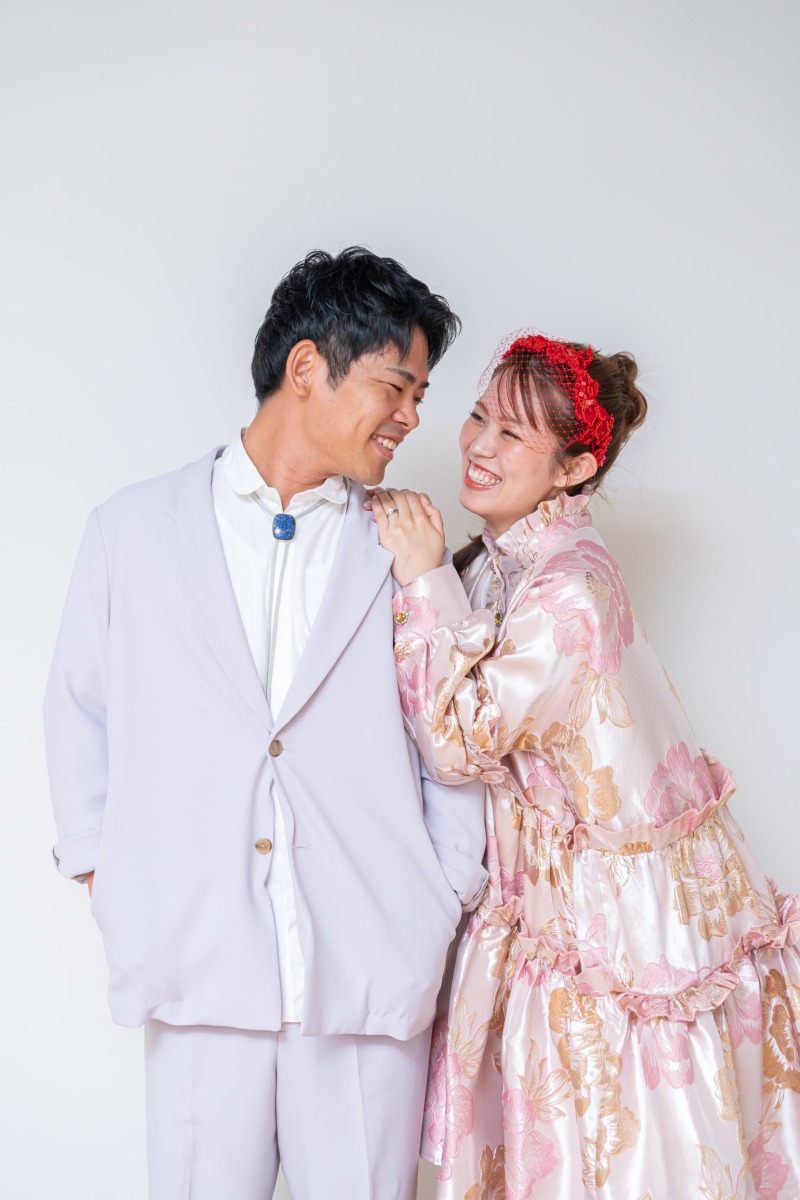 ポップなカラーの衣装が目を惹くお写真