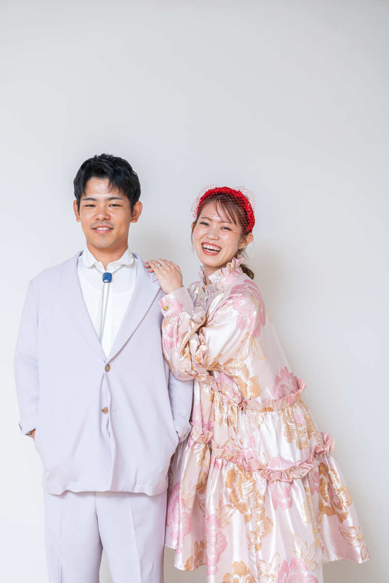 お二人の自然な笑顔と華やかな衣装がとても素敵で、幸せな雰囲気が写真いっぱいに広がりました。