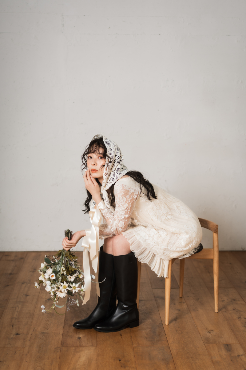 いつもの笑顔から普段とは違った少しクールな表情まで、ご希望の雰囲気に合わせてポージングをご提案させていただきます。