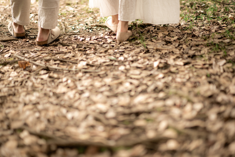 落ち葉の上を歩く