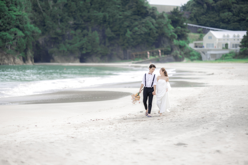 貸切のビーチを歩きながら