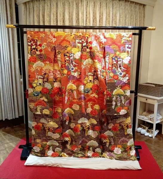 ３８６朱色地松牡丹御所車