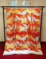 ３５９朱色地紗綾型金銀引箔松