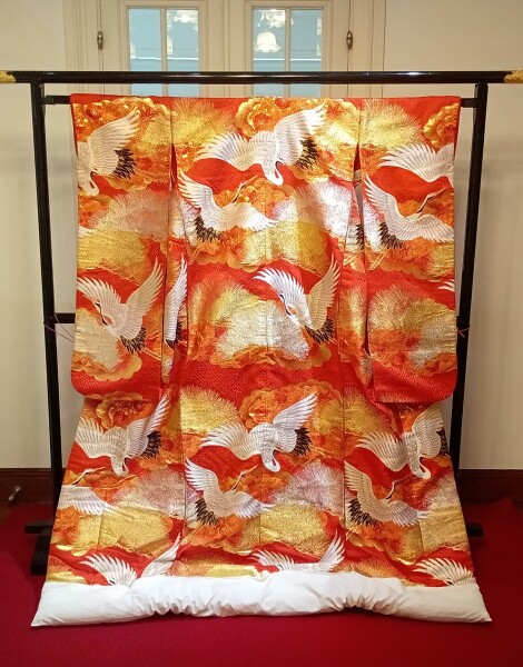 ３５９朱色地紗綾型金銀引箔松