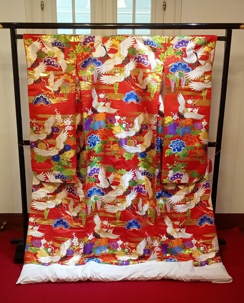 ３３９朱色地飛鶴牡丹笠松