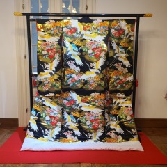 C1005黒緞子地大鶴金箔雲取