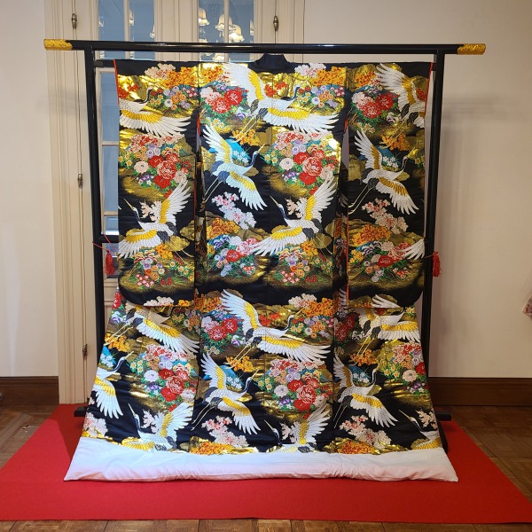 C1005黒緞子地大鶴金箔雲取