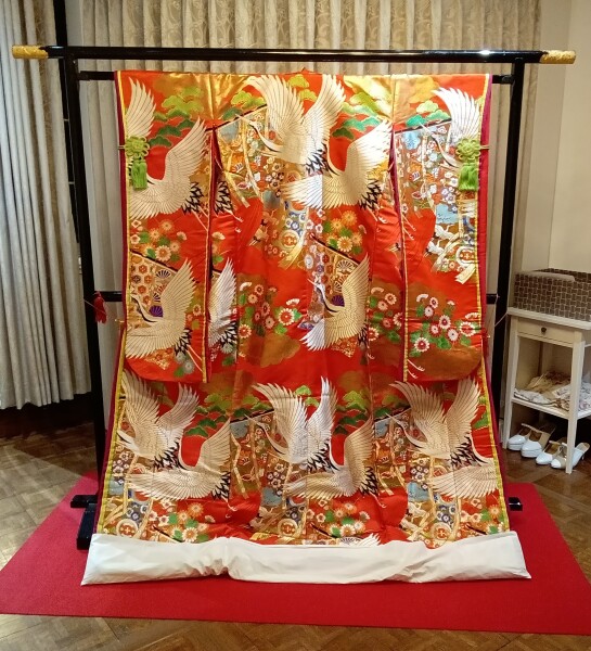 ３３０朱色地几帳飛鶴八重