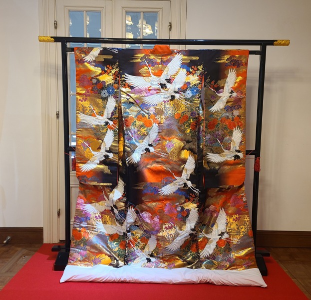 353赤地黒立涌飛び鶴松竹梅