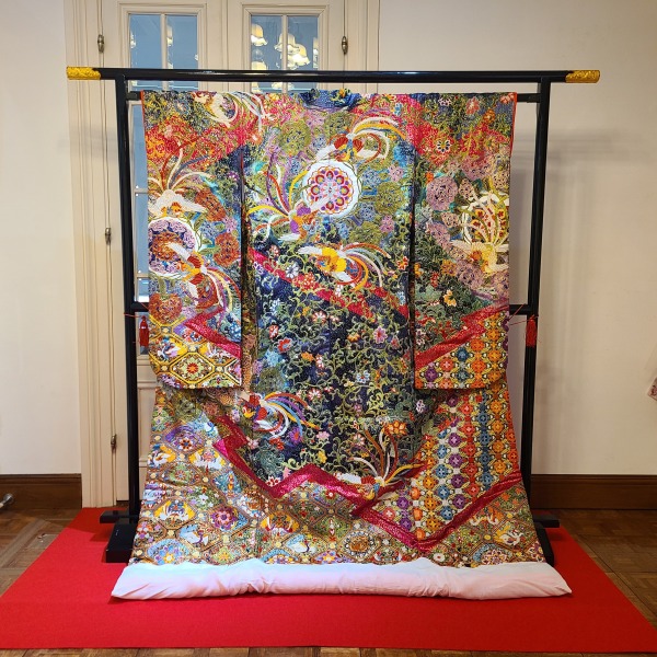 423紺瑠璃地絵羽相良刺繍