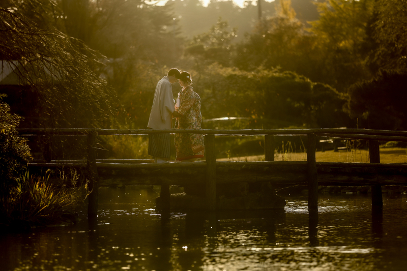 優しい西陽がお二人を包み込み、まるで映画のワンシーンのような1枚。逆光の難しさを逆に利用し、ドキッとする写真に。カメラアングルと光の計算から生み出したアートな世界観。