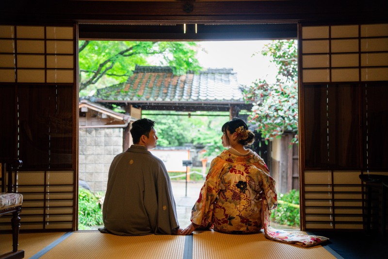 和装と後ろ姿の情緒を伝える