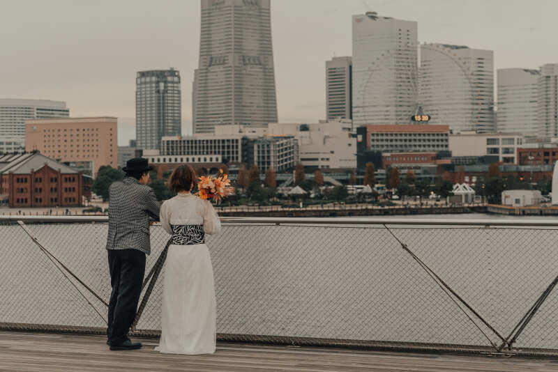 横浜の街を見ながら